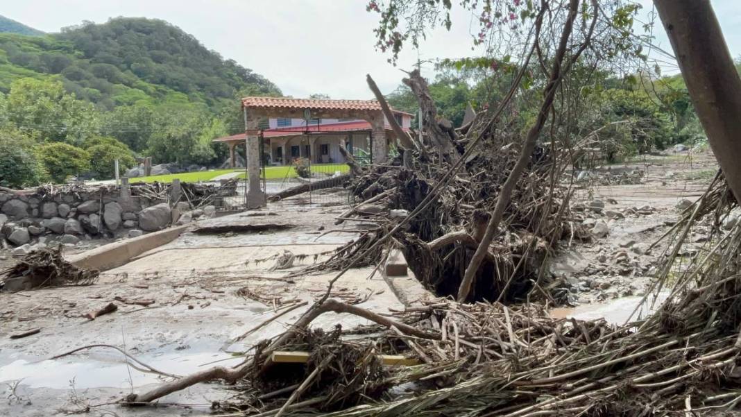 Sel bu kez Meksika'yı vurdu! Yollar çöktü, evleri su bastı... 5